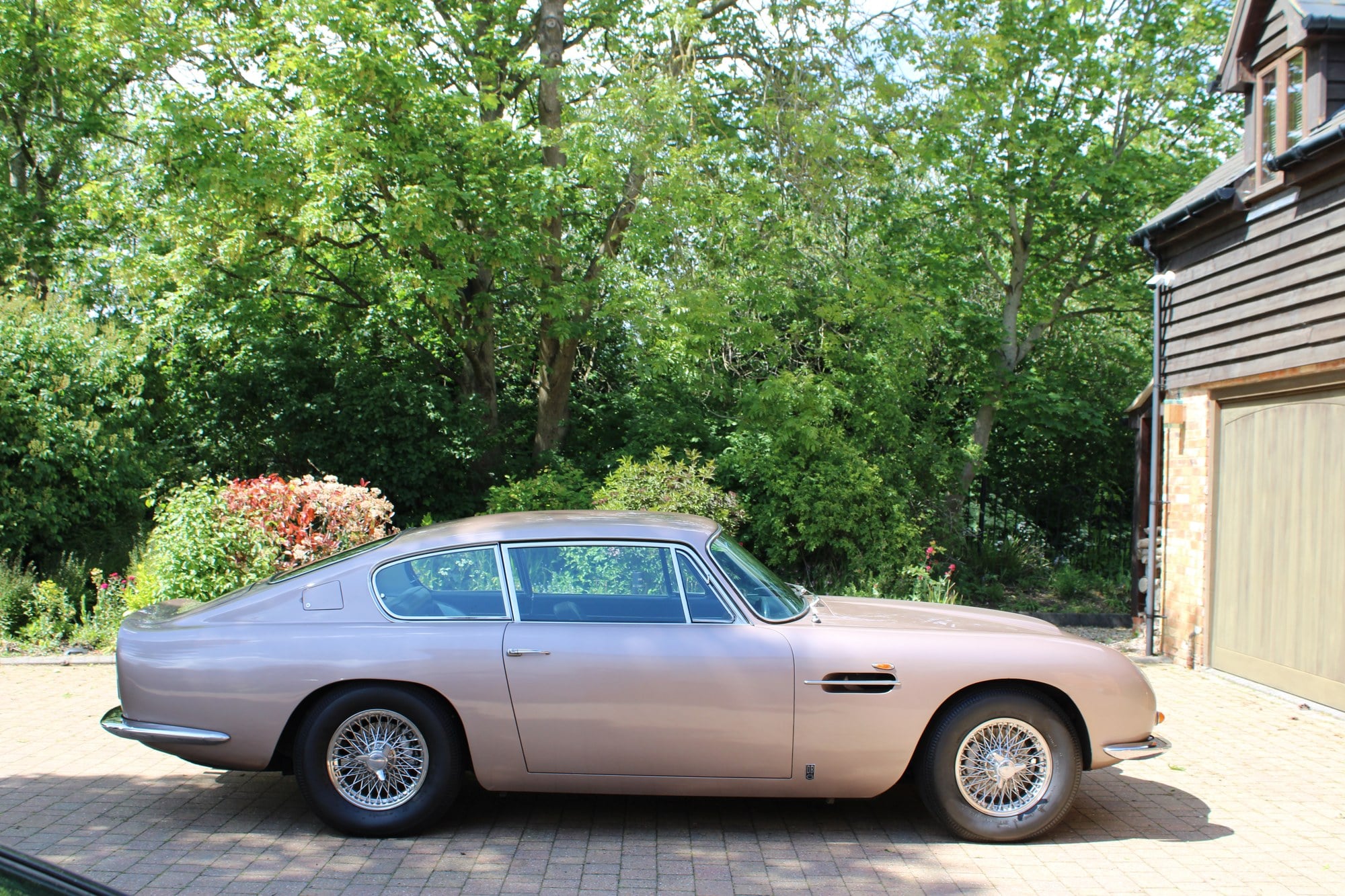 1967 Aston Martin DB6, foto 2
