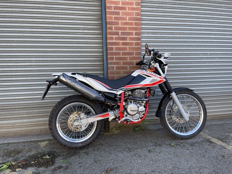 2018 Beta Alp Bianco Manuale, marce ad Leeds, Regno Unito