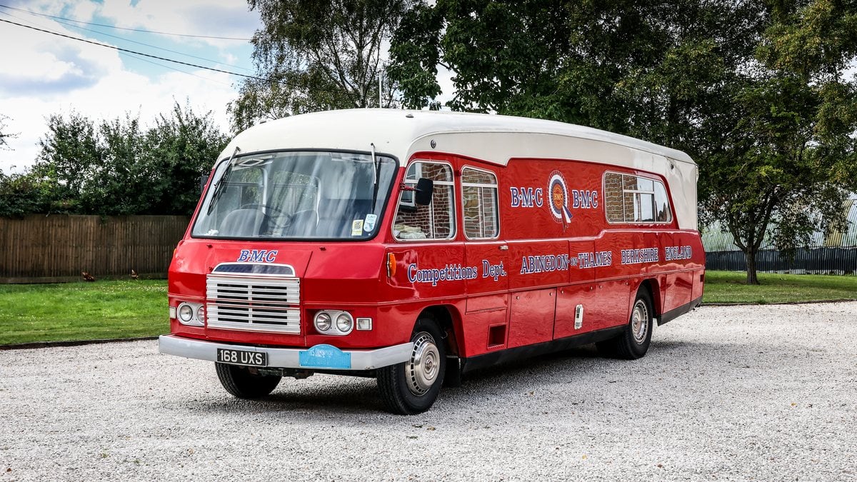 1959 BMC 5-Ton Race Transporter Rojo Volante a la derecha en Reino ...