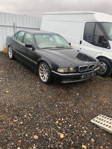1998 BMW 740i sport,4.4 V8 auto. Spares or repairs. In vendita
