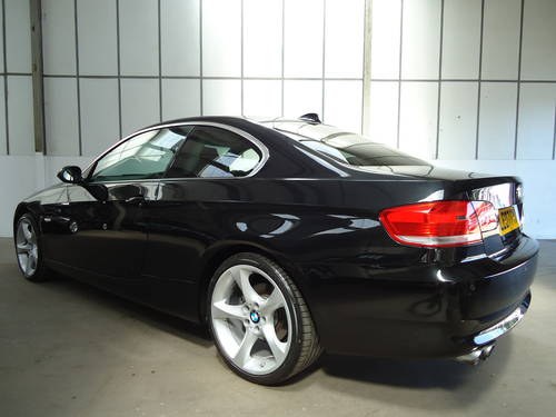 0707 EXTREMELY LOW MILEAGE 325i SE COUPE - NAV/19 SOLD