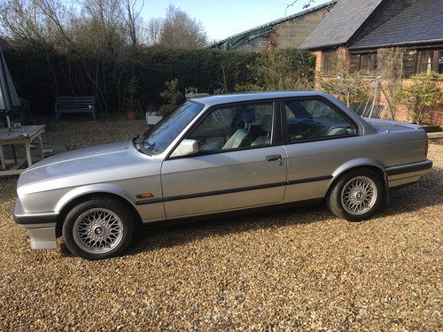1990 unmodified e30 318is with 25 main dealer service stamps For Sale