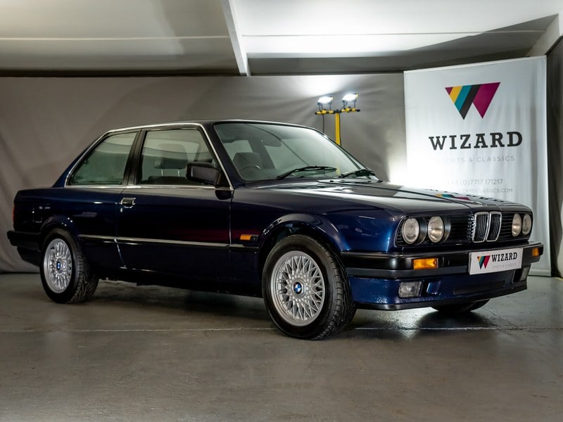 BMW E30 320i