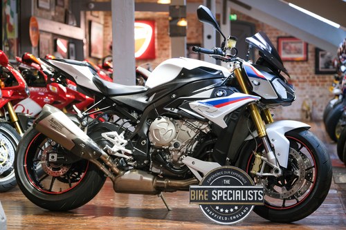 2017 BMW S1000R Low mileage Example with Akapovic Exhaust A vendre
