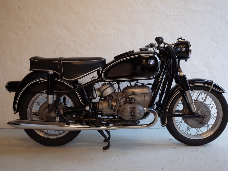 BMW R60/2 in Avus Black. Matching numbers. Good condition.