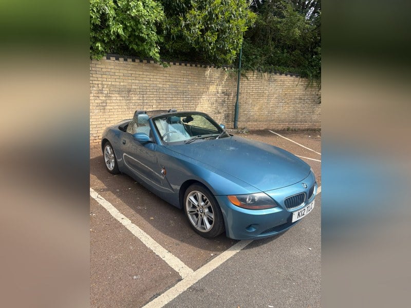 Rapid Classics: Eine Suche. Alle Oldtimer. 31 » Rapid Classics: Eine Suche. Alle Oldtimer. BMW Z4 E85 2.2i 6 cylinder with cherished plate.