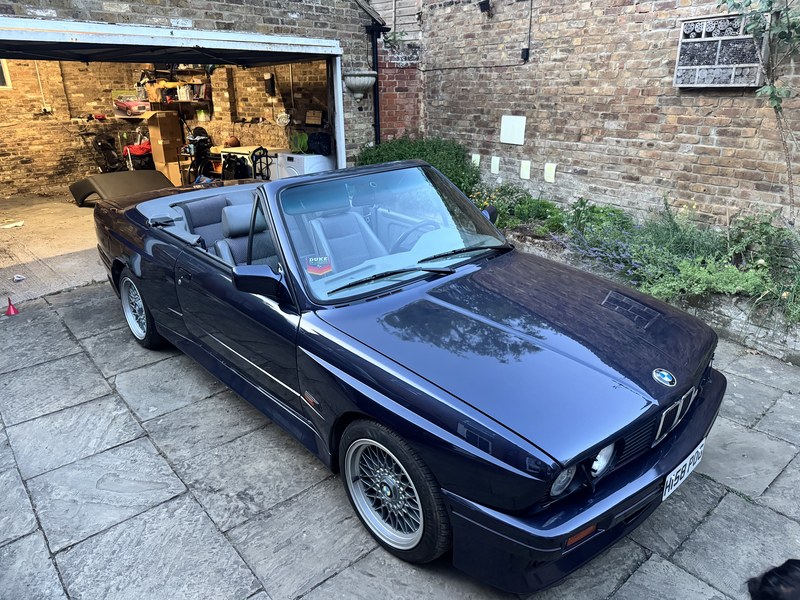 BMW M3 E30-03, VOITURE ALLEMANDE EN HORLOGE MINIATURE SUR SOCLE BMW M3 E30-03, VOITURE ALLEMANDE EN HORLOGE MINIATURE SUR SOCLE
