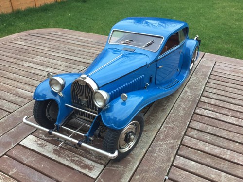 Bugatti large scale 1/8 over 2 ft long model In vendita