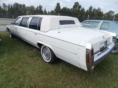 1983 Cadillac Limousine = Clean Ivory Driver 70k miles $4.5k In vendita