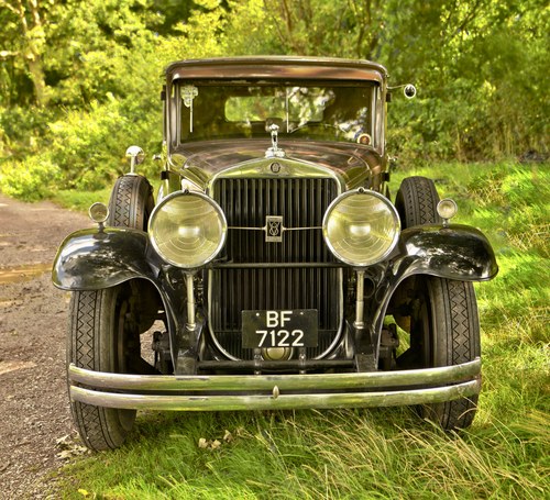 1930 Cadillac 353 V8 Town Sedan - 2
