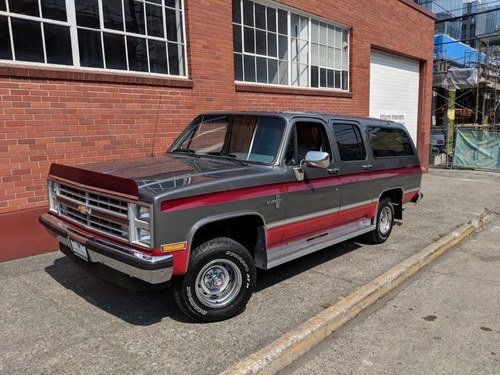 1988 Chevrolet Suburban - Lot 915 For Sale by Auction