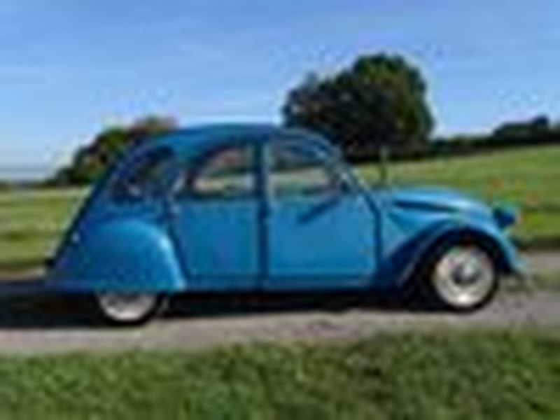 Brilliant 1985 Citroen 2CV, lowered and