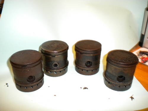 1922 USED: PISTONS WITH RINGS In vendita