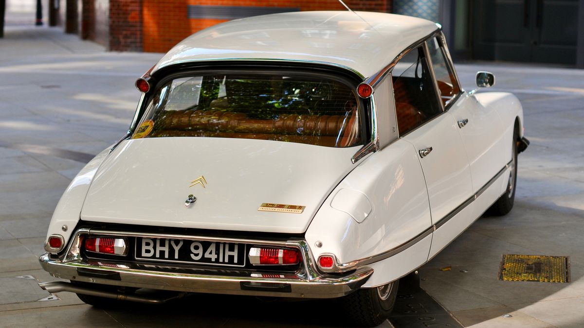 1970 Citroen DS 21 Pallas EFI White In London United Kingdom For 1970 citroen ds 21 pallas efi white in london united kingdom for