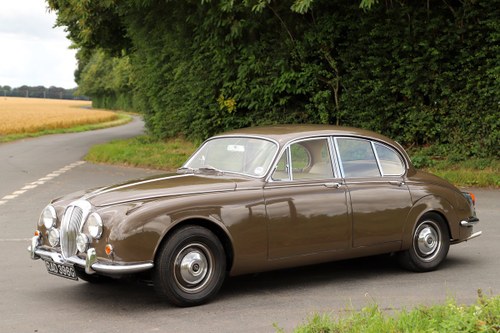 Daimler V8 250 Auto, 1969.   Superb example in Bronze. For Sale