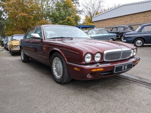 1998 Daimler V8 Auto LWB VERKAUFT