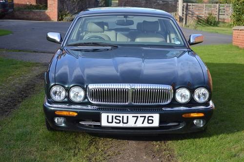 1998 Daimler V8 (LWB with twin rear seats) SOLD
