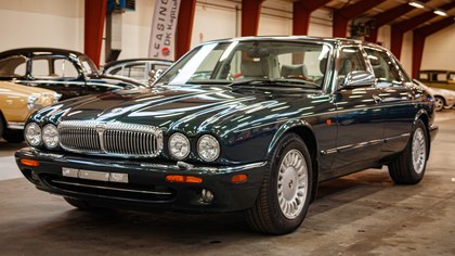 1999 Daimler 4.0 V8 SWB: A Jewel of Unmatched Elegance.