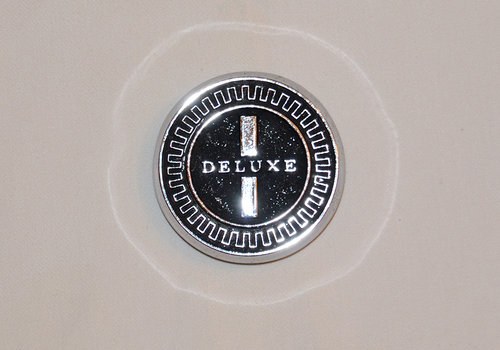 Datsun Deluxe badge In vendita