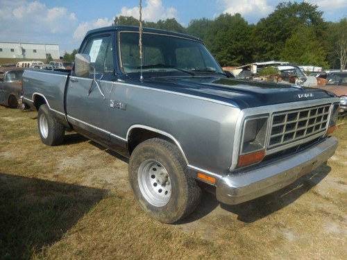 1985 1984 Dodge D150 2WD RWD strong 318 Auto New Blue Paint $7.5k In vendita