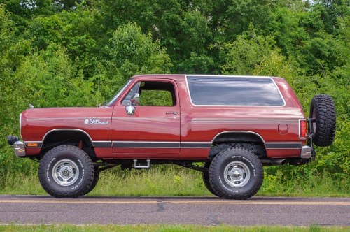 1989 Dodge RamCharger 100 SUV 4X4 FI-318 V8 auto 4k miles In vendita
