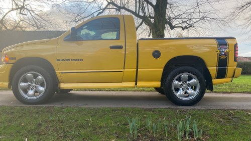 2005 Dodge RAM Bumblebee. V8