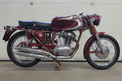 1967 Older restoration, original UK supplied bike.  In vendita