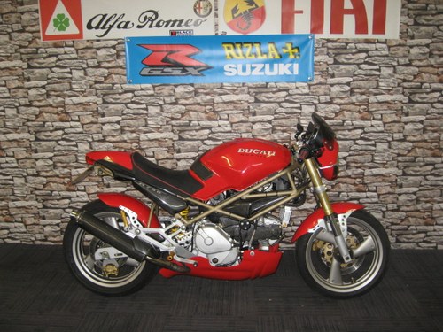 1998 S-reg Ducati 750M Monster finished in red and carbon In vendita
