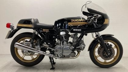 Lovely restored early black and gold 900SS
