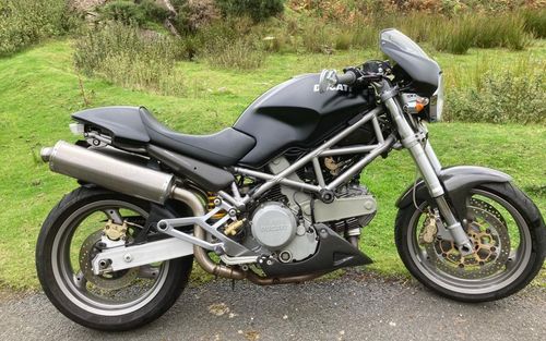 2002 Ducati Monster 620 (picture 1 of 2)