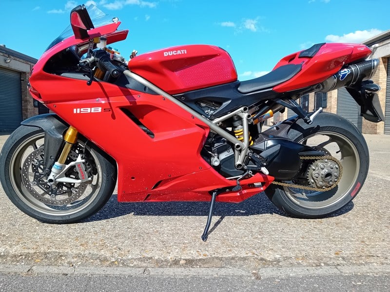 Stunning 1198-S