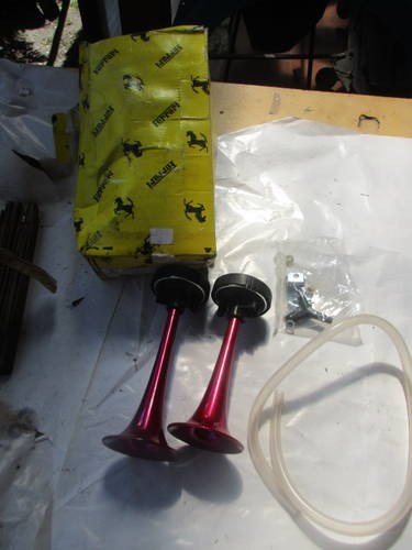 ELECTRO-PNEUMATIC HORN FERRARI TESTAROSSA/348/355/550/575 Te koop