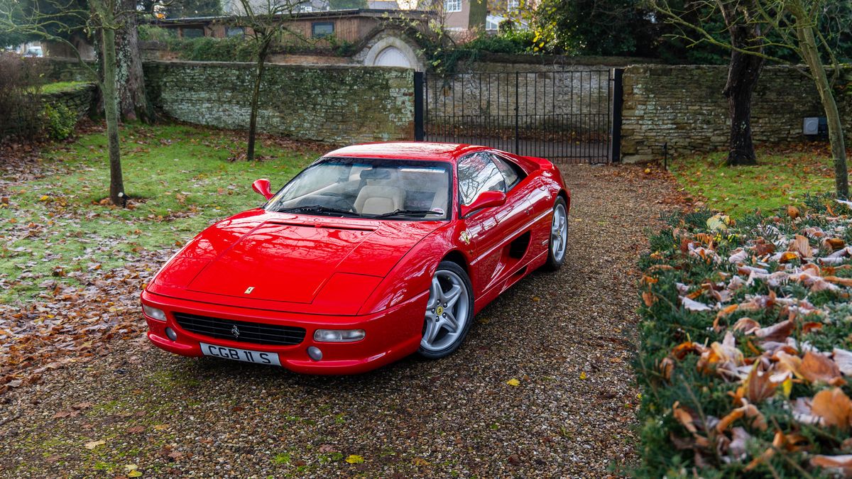 FERRARI F355 spider Rouge HOTWHEELS 1:18 de reference FERRARI F355 spider Rouge HOTWHEELS 1:18 de reference