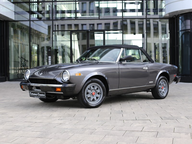 Fiat’s hugely successful Pininfarina 124 Spider Europa 2.0 L