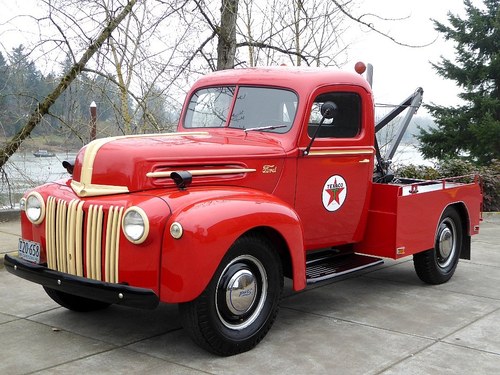 1946 Ford Tow Truck = Full Rested Red Rare Find $25.5k In vendita