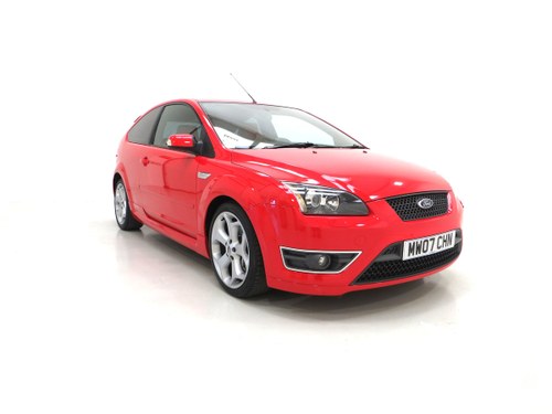 2007 A gleaming Ford Focus ST-2 3dr with 73,134 miles. In vendita