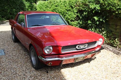 Stunning 1965 Ford Mustang coupe in classic red In vendita