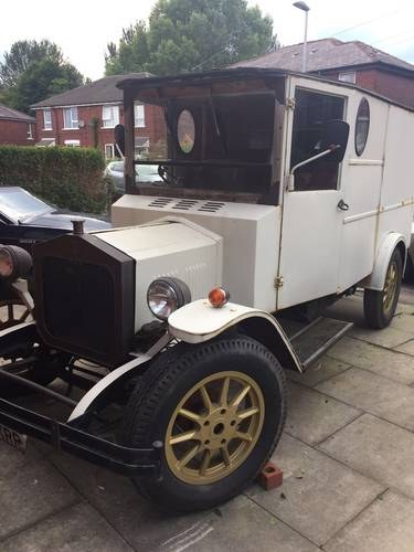 Newark Fleur De Lys Vintage Van À venda