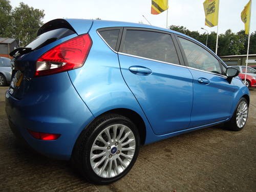 1111 LOW MILEAGE FIESTA TITANIUM 5 DOOR - £20 R.F.L VERKAUFT