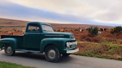 1952 Ford F1 Sv V8 with hound tooth grill
