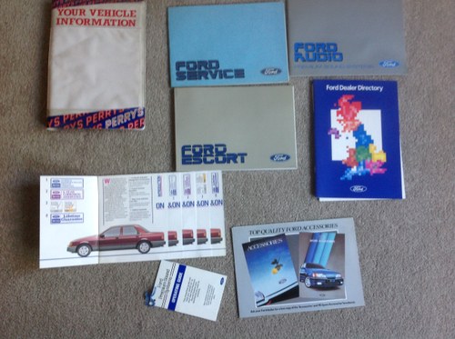 Ford Escort  original issue hand book set. In vendita
