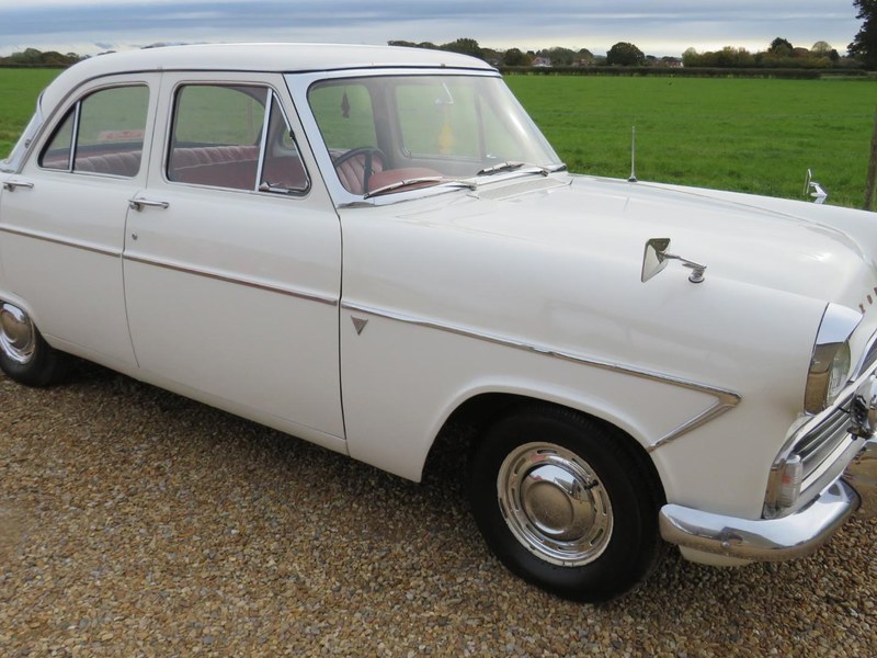 1959 (V) Ford Zodiac 6 CYLINDER COLUMN CHANGE SHOW WINNER