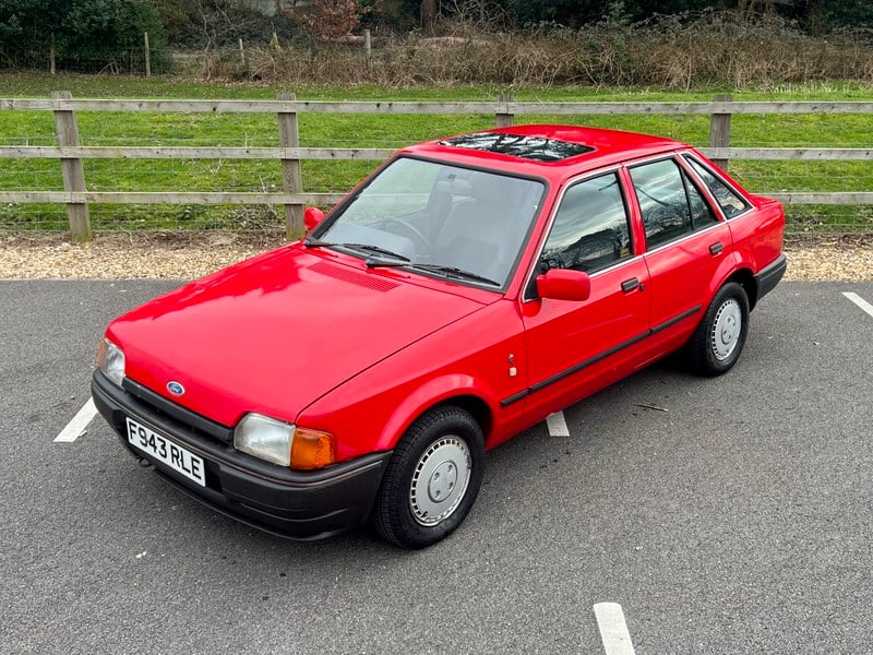 FORD ESCORT FIREFLY // AUTOMATIC // 1.6 // 5d // px swap