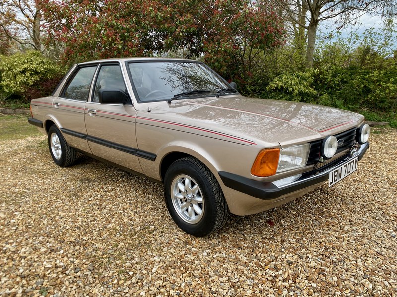 FORD CORTINA MK5 1.6 CRUSADER SALOON IN STUNNING CONDITION