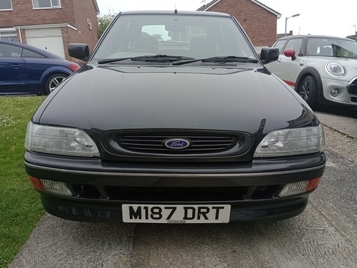 1994 Ford Escort 1.8 Ghia Si. Very low miles. En Venta