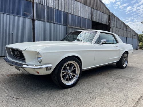 1968 Mustang coupe 4.9 V8 **Stylish example in white** A vendre