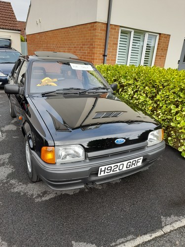 FURTHER PRICE DROP - 1990 Escort 1.3 Popular gleaming BLACK