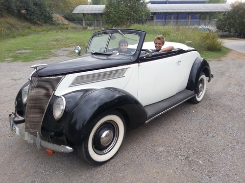 1937 Ford De Luxe
