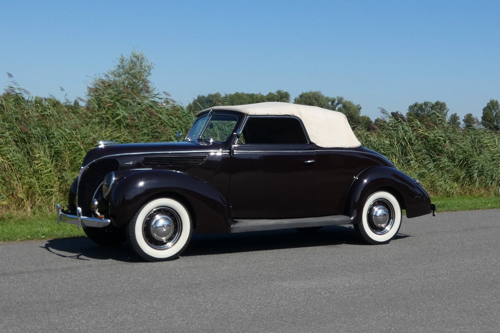 Ford V8 Club Cabriolet 1938, foto 2