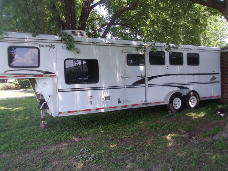 2003 Merhow 4-Horse Trailer w/Living Quarters